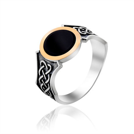 Чоловічий перстень з оніксом Чоловічий перстень з оніксом